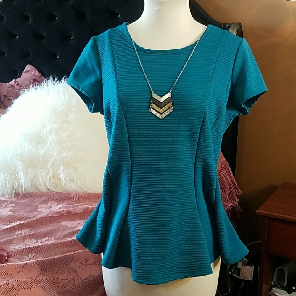 Tourquoise stretch top w/neclace